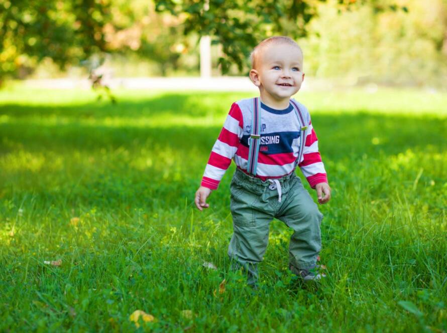 Niño autista jugando en el parque