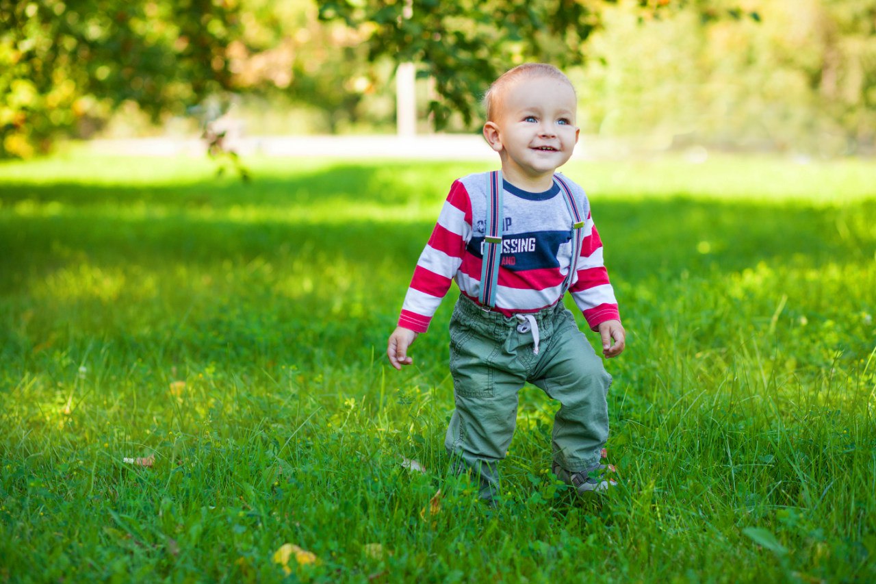 Niño autista jugando en el parque